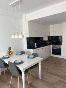 Apartamento Serenity by the Sea II, Altos de Campoamor, 2 bedrooms, balcony , terrace , tennis court and beautiful swimming pool