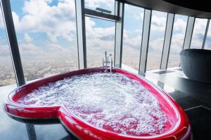 Apartamenty Sky Tower z Jacuzzi Przy Oknie