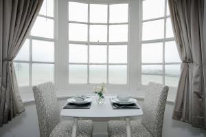 Seaview Regency Apartment With Private Parking