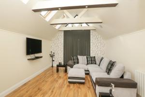 The Broadway Beach House with Hot tub