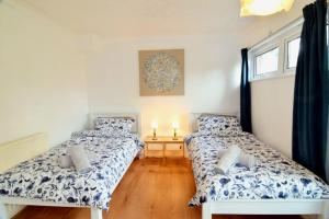 The Brum Home - Garden, NETFLIX, BBQ, 3 TVs, Huge Lounge or Quadruple Bedroom plus 2 double bedrooms