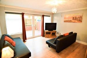 The Brum Home - Garden, NETFLIX, BBQ, 3 TVs, Huge Lounge or Quadruple Bedroom plus 2 double bedrooms