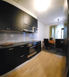 Kompakti kolmio saunalla, Kalajoen keskustassa