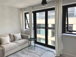 6 bedroom in a 3 apartment building complex, great for large group bookings, central London location