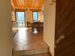 Casa Carla, bis 4 Personen, Garten, Balkon mit Blick auf den See und die Berge