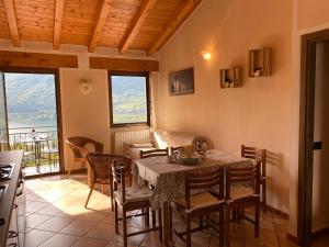 Casa Carla, bis 4 Personen, Garten, Balkon mit Blick auf den See und die Berge