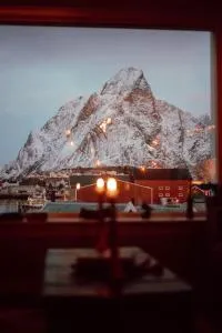 Reine Front View - Mountain & Seaview - 索尔瓦根