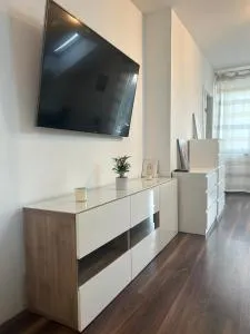 Tara's apartment - 洛加泰茨