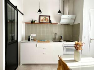 La maison du douanier. Un balcon au soleil