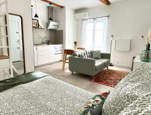 La maison du douanier. Un balcon au soleil