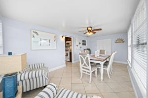 Downtown Cottage - Walk to the Beach & Restaurants