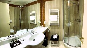 Queen Suite with Sofa Bed room in The Regency Sure Hotel Collection by Best Western