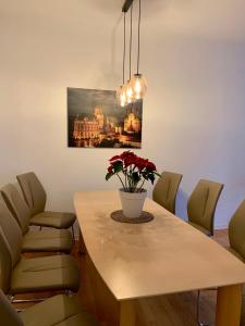 Große Ferienwohnung Nähe Stadtpark, 4 Schlafzimmer, gemütliches Wohnzimmer, Terrasse, Parkplatz