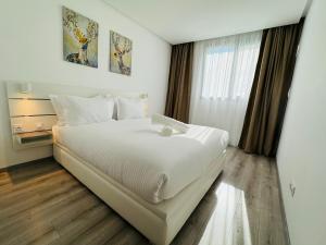 City Center 2-BR Apartment + Pkg