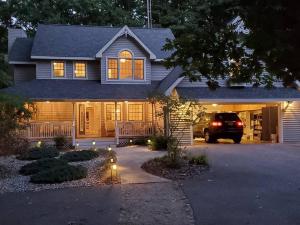 LakePath Beach House - XL hot tub, walk to beach