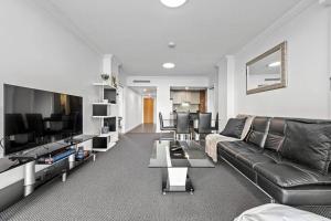 Prime Position! 3Bed2Bath1Car ~ 10mins to CBD