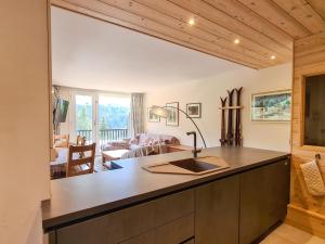 Appartement rénové au pied des pistes avec balcon - FR-1-425-215