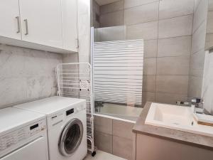 Appartement rénové au pied des pistes avec balcon - FR-1-425-215