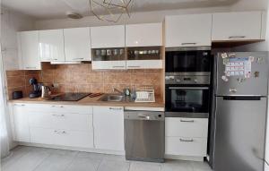 Maisons de vacances 4 Bedroom Nice Home In Les Sables Dolonne : photos des chambres