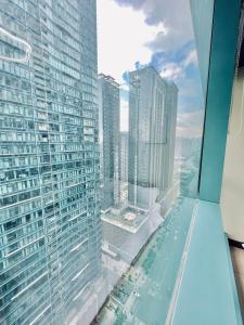 Thompson Suites Queen Room, One Uptown Residences, XBOX & Netflix