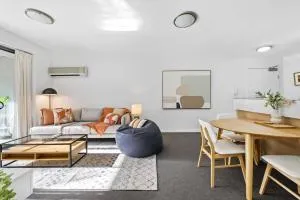 Home away from Home! 2Bed/1Bath/Car/Pool~2kms CBD - Ashgrove