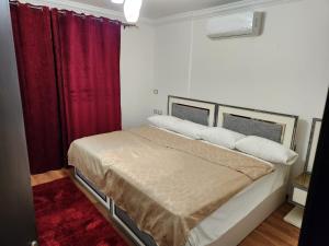 شقةمميزه غرفتين باثاث عصرى 120 متر بحديقة 80 متر بكومبوند جايد امام الرحاب وبجوار شارع التسعين بالتجمع الخامس Two-bedrooms apartment, Elegantly furnished in the Fi