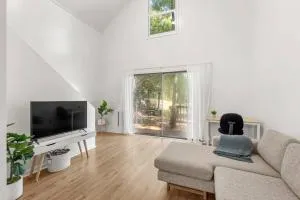 Modern Loft Carriage House - Pine Lake