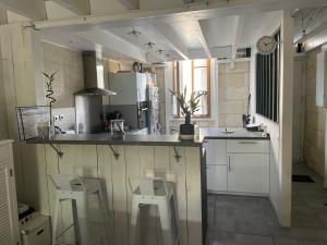 Maisons de vacances Charmante echoppe avec piscine Comme un air de campagne en ville : photos des chambres
