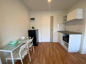 Garden Oasis Apartment: Condo Near Bangkok River