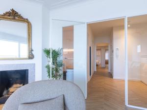 Bright apartment with direct sea view