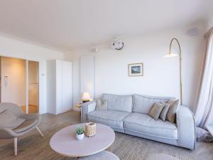 Bright apartment with direct sea view