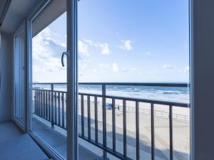 Bright apartment with direct sea view