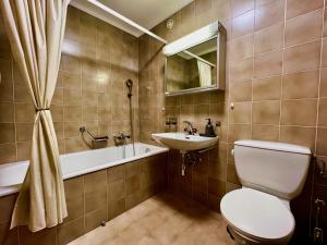 Pool and Sauna!San Bernardino Studio Apartment with free parking!