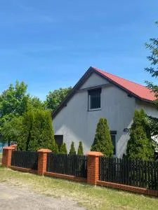 Dom z kominkiem nad jeziorem w Przybrodzinie - Giewartów