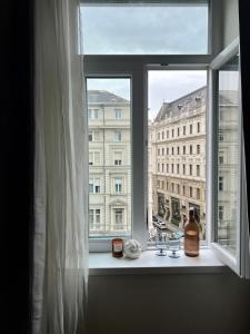 CasaDeco Budapest Apt-Stunning New York Cafe View
