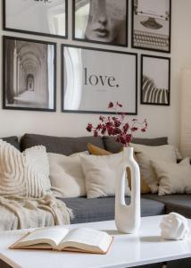 CasaDeco Budapest Apt-Stunning New York Cafe View