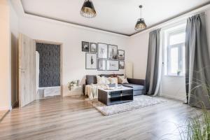 CasaDeco Budapest Apt-Stunning New York Cafe View