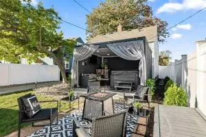 Relaxing~ Hot Tub ~ Hideout with Home theatre & arcade games! - Hazel Park