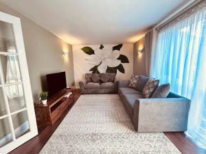 Stunning 3BR House w Parking