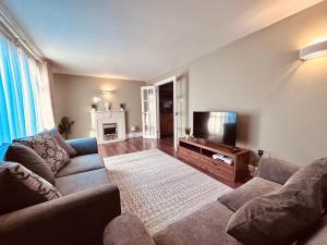 Stunning 3BR House w Parking