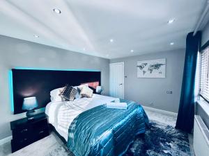 Stunning 3BR House w Parking