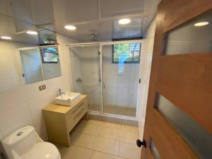 Agradable casa en parcela con piscina y vista al mar