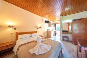 Mimosa Apartments with Pool - Doukádes