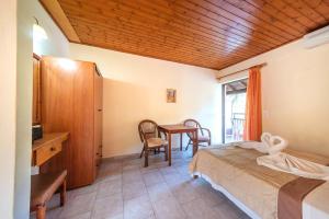 Mimosa Apartments with Pool