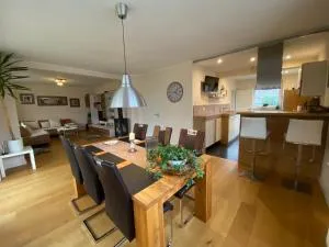 Haus Ostend Ganzes Ferienhaus mit Garten ideal für zwei Erwachsene und zwei Kinder - Espelkamp-Mittwald