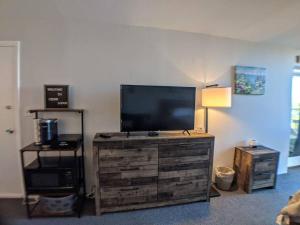 Cute Cedar Lodge Studio with Balcony & Lake Views!