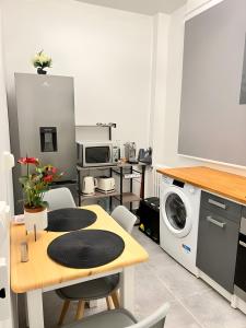 Appartements Charmant Studio climatise Paris Expo Porte de Versailles - Dome de Paris , near transportation links : photos des chambres