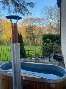 Luxurious & Tranquil staycation - w/ Hot Tub! - Burneside