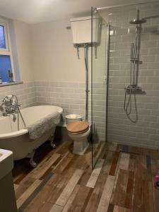 Sea Breeze - 3 Bed House, Parking for 2 Cars