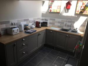 Sea Breeze - 3 Bed House, Parking for 2 Cars